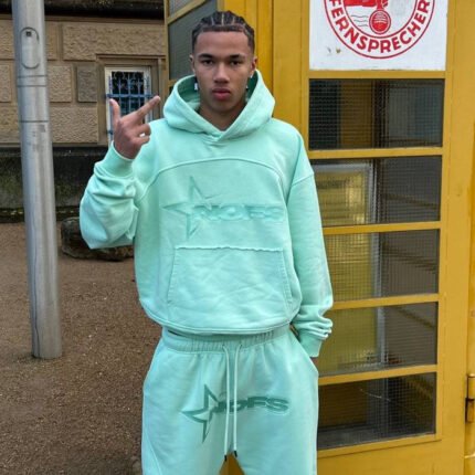 Niemand van ons Sea Green On Sea Green trainingspak is een stijlvol en comfortabel zeegroen sweatshirt en joggingbroekensemble.