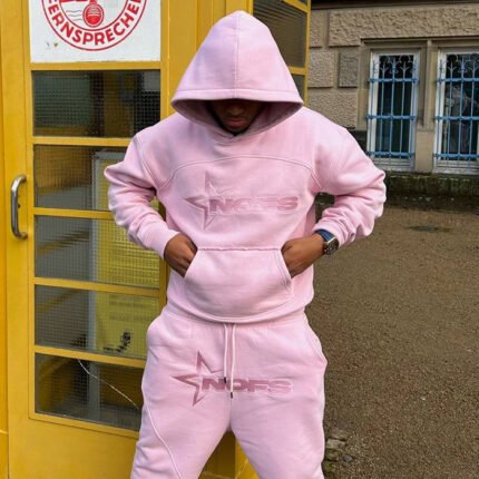 None Of Us Pink On Pink Tracksuit is een stijlvol en comfortabel roze sweatshirt en joggingbroekensemble.