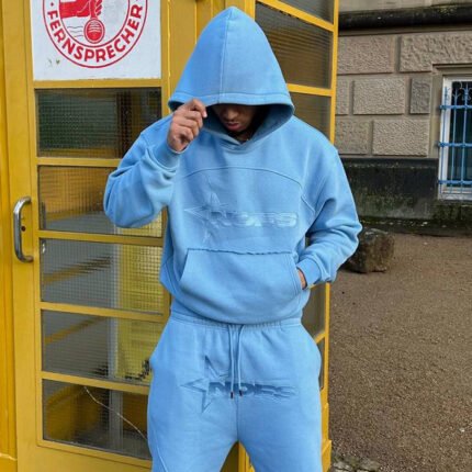 NOFS Sky Blue on Sky Blue Tracksuit is een stijlvol en comfortabel hemelsblauw trainingspak met een jack met volledige ritssluiting en een bijpassende broek.