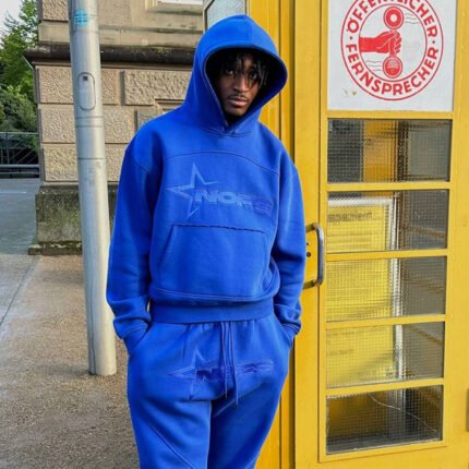 NOFS Blue on Blue Trainingspak is een stijlvol en comfortabel blauw trainingspak met een jack met volledige ritssluiting en een bijpassende broek.